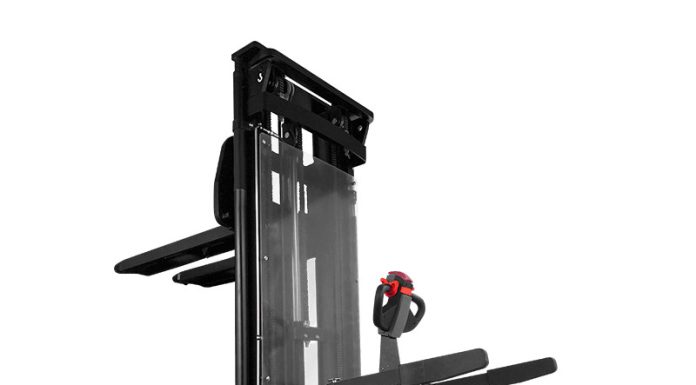 Самоходные электроштабелеры: эффективность и удобство складских работ