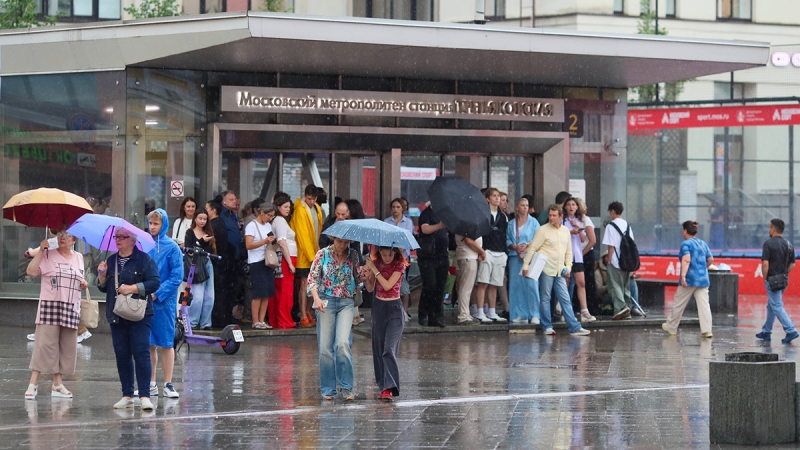 ЦОДД призвал москвичей использовать метро из-за сильного дождя в городе