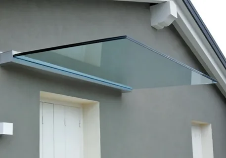 Стеклянные навесы: современное решение для защиты и стиля