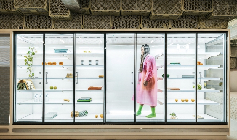 Minimal Studio оформила супермаркет на Майорке пластиковыми ящиками